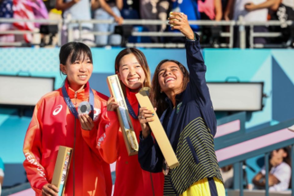 Los medallistas comparten sonrisas