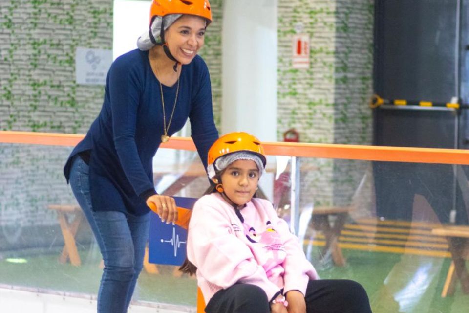 CELEBRA EL DÍA DE LA FAMILIA PERUANA PATINANDO SOBRE HIELO