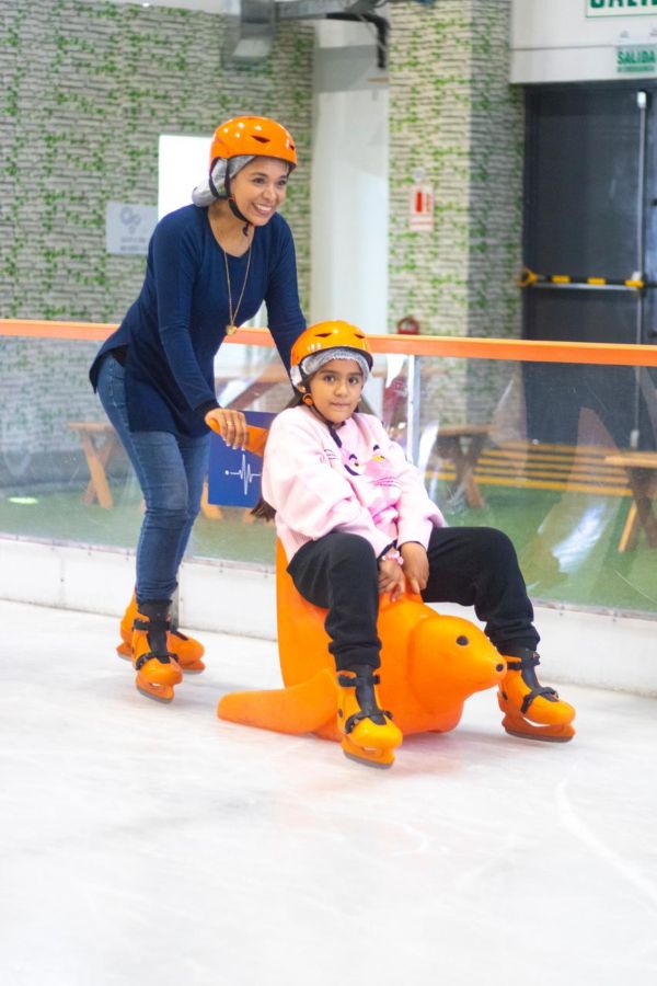 CELEBRA EL DÍA DE LA FAMILIA PERUANA PATINANDO SOBRE HIELO