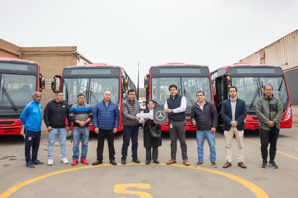 Divemotor realiza importante entrega de buses