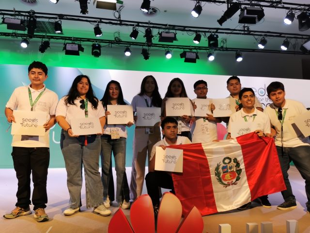 Estudiantes universitarios peruanos