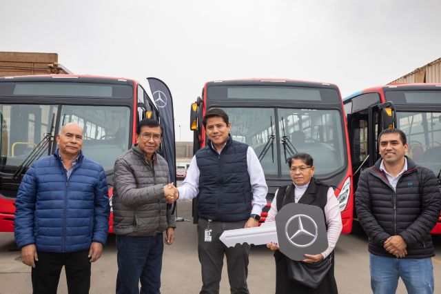 Divemotor realiza importante entrega de buses 