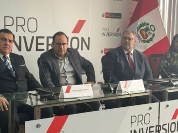 Ica y ProInversión lanzan proyecto de S/ 197 millones para digitalizar servicios públicos y modernizar la región Ica se convierte en la primera región del país en liderar una transformación digital integral de sus servicios públicos, marcando un precedente en eficiencia, transparencia y accesibilidad para todos sus ciudadanos. Lima, 2 de septiembre de 2024 - El Gobierno Regional de Ica (GORE Ica) da un paso decisivo hacia la modernización y mejora de los servicios públicos con la firma del hito para el inicio de la elaboración del expediente técnico del proyecto “Mejoramiento y Ampliación de los Servicios de Información en el Centro de Transformación Digital y Procesamiento de Datos de la Sede Central del Gobierno Regional de Ica”. Este proyecto, conocido como ICATEC, representa una inversión de 197 millones de soles y se desarrollará bajo el mecanismo de Obras por Impuestos. Durante el evento, el Gobernador Regional de Ica, Dr. Jorge Hurtado Herrera, destacó la importancia de este proyecto para la región: “Hoy marcamos el inicio de un proyecto que transformará la forma en que los ciudadanos de Ica acceden a los servicios públicos. ICATEC no solo modernizará nuestras infraestructuras tecnológicas, sino que también acercará el Estado a los ciudadanos iqueños. Vamos a enfocarnos en esta primera etapa en el tema de salud, sobre todo en las postas. Vamos a mejorar todas estas postas para descongestionar la atención en salud”. Con este ambicioso proyecto, Ica se posiciona como la primera región en el país en implementar una transformación digital integral de sus servicios públicos. Este hito no solo marca un precedente a nivel nacional, sino que también establece un nuevo estándar en cómo las regiones pueden utilizar la tecnología para mejorar la calidad de vida de sus ciudadanos así como generar mayor trazabilidad de los procesos y evitar la corrupción. “Solo en esta primera etapa el proyecto ICATEC brindará empleo a más de 300 iqueños, con las convocatorias que ya estamos iniciando y a quienes capacitaremos para que puedan llevar a cabo sus labores en este espacio digitalizado. Buscamos brindarle a la población los servicios de alta calidad que merecen, de manera ágil y segura”, aseguró el Gobernador. El proyecto ICATEC incluye la construcción de un moderno Centro de Transformación Digital que albergará un Data Center, un Centro de Control de Operaciones, un Centro de Ciberseguridad, y laboratorios de innovación. Estos avances permitirán al GORE Ica digitalizar una amplia gama de procesos, incluyendo la gestión de citas médicas, matrículas escolares, y la emisión de licencias de conducir, entre otros servicios esenciales. Ica es la primera ciudad del país que desarrolla este tipo de digitalización en sus procesos. Al ser consultado al respecto, el Director de ProInversión, José Salardi destacó: “Gracias a la manifiesta voluntad política del Sr. Gobernador Regional, decidimos apostar por el proyecto ICATEC, para que se inicie el despegue digital e irradie hacia otras regiones de nuestro país, acortando brechas en inclusión digital, transparencia, salud y educación”. La iniciativa es una clara muestra del compromiso del GORE Ica con la transformación digital y el desarrollo sostenible, orientado a crear una región más inclusiva, segura y ágil. Con ICATEC, Ica se posiciona como líder en la adopción de tecnologías avanzadas en el ámbito público, garantizando una mayor transparencia y eficiencia en la gestión gubernamental.