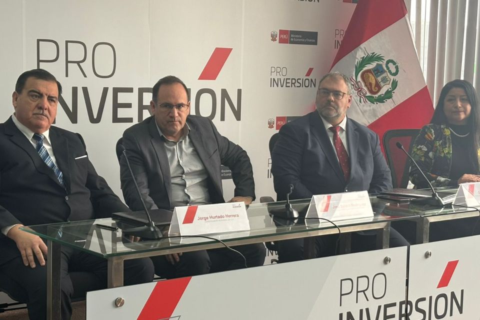 Ica y ProInversión lanzan proyecto de S/ 197 millones para digitalizar servicios públicos y modernizar la región Ica se convierte en la primera región del país en liderar una transformación digital integral de sus servicios públicos, marcando un precedente en eficiencia, transparencia y accesibilidad para todos sus ciudadanos. Lima, 2 de septiembre de 2024 - El Gobierno Regional de Ica (GORE Ica) da un paso decisivo hacia la modernización y mejora de los servicios públicos con la firma del hito para el inicio de la elaboración del expediente técnico del proyecto “Mejoramiento y Ampliación de los Servicios de Información en el Centro de Transformación Digital y Procesamiento de Datos de la Sede Central del Gobierno Regional de Ica”. Este proyecto, conocido como ICATEC, representa una inversión de 197 millones de soles y se desarrollará bajo el mecanismo de Obras por Impuestos. Durante el evento, el Gobernador Regional de Ica, Dr. Jorge Hurtado Herrera, destacó la importancia de este proyecto para la región: “Hoy marcamos el inicio de un proyecto que transformará la forma en que los ciudadanos de Ica acceden a los servicios públicos. ICATEC no solo modernizará nuestras infraestructuras tecnológicas, sino que también acercará el Estado a los ciudadanos iqueños. Vamos a enfocarnos en esta primera etapa en el tema de salud, sobre todo en las postas. Vamos a mejorar todas estas postas para descongestionar la atención en salud”. Con este ambicioso proyecto, Ica se posiciona como la primera región en el país en implementar una transformación digital integral de sus servicios públicos. Este hito no solo marca un precedente a nivel nacional, sino que también establece un nuevo estándar en cómo las regiones pueden utilizar la tecnología para mejorar la calidad de vida de sus ciudadanos así como generar mayor trazabilidad de los procesos y evitar la corrupción. “Solo en esta primera etapa el proyecto ICATEC brindará empleo a más de 300 iqueños, con las convocatorias que ya estamos iniciando y a quienes capacitaremos para que puedan llevar a cabo sus labores en este espacio digitalizado. Buscamos brindarle a la población los servicios de alta calidad que merecen, de manera ágil y segura”, aseguró el Gobernador. El proyecto ICATEC incluye la construcción de un moderno Centro de Transformación Digital que albergará un Data Center, un Centro de Control de Operaciones, un Centro de Ciberseguridad, y laboratorios de innovación. Estos avances permitirán al GORE Ica digitalizar una amplia gama de procesos, incluyendo la gestión de citas médicas, matrículas escolares, y la emisión de licencias de conducir, entre otros servicios esenciales. Ica es la primera ciudad del país que desarrolla este tipo de digitalización en sus procesos. Al ser consultado al respecto, el Director de ProInversión, José Salardi destacó: “Gracias a la manifiesta voluntad política del Sr. Gobernador Regional, decidimos apostar por el proyecto ICATEC, para que se inicie el despegue digital e irradie hacia otras regiones de nuestro país, acortando brechas en inclusión digital, transparencia, salud y educación”. La iniciativa es una clara muestra del compromiso del GORE Ica con la transformación digital y el desarrollo sostenible, orientado a crear una región más inclusiva, segura y ágil. Con ICATEC, Ica se posiciona como líder en la adopción de tecnologías avanzadas en el ámbito público, garantizando una mayor transparencia y eficiencia en la gestión gubernamental.