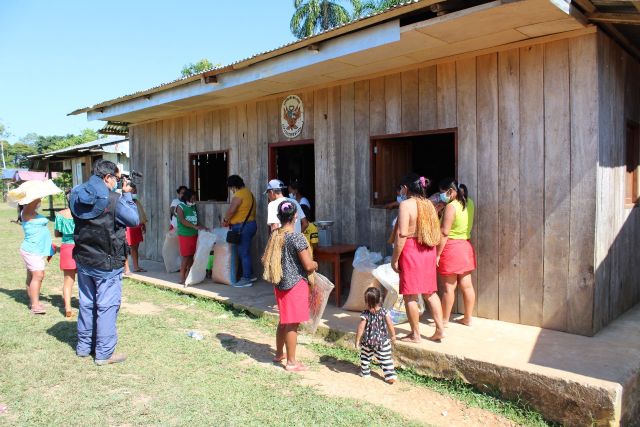 INFANT capacita en avicultura a mujeres yagua y consiguen criar más de 600 gallinas para sustentar su economía familiar  ●	El trabajo en equipo de las yagua ha permitido que optimicen sus recursos y reduzcan su gasto en insumos para su emprendimiento hasta en 20%.
●	La venta de gallinas y huevos ha sido un salvavidas frente a la falta de venta de artesanía que nunca se recuperó desde la pandemia del Covid-19.  Iquitos, septiembre de 2024.- La ONG INFANT, Instituto de Formación para Adolescentes y Niños Trabajadores, ubicada en Iquitos, ha desarrollado un programa de capacitación en avicultura para madres del pueblo indígena Yagua de la comunidad Nueva Vida, consiguiendo la crianza de más de 600 gallinas felices y una producción de huevos sostenida, que actualmente es su principal sustento.  “Los talleres de INFANT han empoderado a las mujeres y madres coraje yagua, convirtiéndolas en emprendedoras avícolas, con gallinas y huevos que venden en ferias de Iquitos, y que también sirven para el consumo de sus hogares”, explicó la directora de INFANT, Esther Díaz.  De acuerdo con Díaz, el taller de crianza avícola ecológica se basa en una estrategia de trabajo en equipo, que cuenta entre sus principales pilares a la transparencia, el apoyo mutuo y la inversión conjunta para la optimización de los recursos de las mujeres. “Así hemos conseguido que al comprar sus insumos en equipo, ahorren hasta en 20% a diferencia de cuando lo hacían por separado”, destacó.  Las facilitadoras de INFANT también han enseñado a las mujeres yagua que las gallinas felices, por ser criadas de forma orgánica, sostenible y en libertad, pueden ser mucho más valoradas en el mercado, y la comunidad está próxima a oficializar el nombre de su propia marca de huevos, denominada “Huevos Felices”. 
La crianza de gallinas felices con el apoyo de INFANT se inició en 2019, y ha aliviado la economía de la comunidad, que antes se sostenía de la venta de artesanía pero cuya venta nunca logró recuperarse desde la baja del turismo ocurrida durante la  la pandemia del Covid-19. La ONG realiza su trabajo con la comunidad sustentándose mediante donaciones de privados.  Los yagua son el único pueblo indígena en el Perú cuya lengua pertenece a la familia lingüística Peba-Yagua, según la Base de Pueblos Indígenas Originarios. Es uno de los pueblos con mayor participación en los circuitos turísticos de Loreto donde viven principalmente, en la frontera con Brasil y Colombia.  Sobre INFANT  INFANT, el Instituto de Formación para Adolescentes y Niños Trabajadores, es una organización sin fines de lucro que trabaja para construir una sociedad donde los niños, niñas y adolescentes del Perú sean reconocidos y tomados en cuenta como agentes de cambio a fin de que puedan ejercer una ciudadanía con protagonismo y responsabilidad para el goce de una vida plena.  Para más información sobre el trabajo de INFANT puede comunicarse al correo infant@infant.org.pe, el teléfono (+51) 989 006 997, y también a través de nuestras redes sociales, InfantPeru, en Instagram, X, Facebook, TikTok y YouTube.
