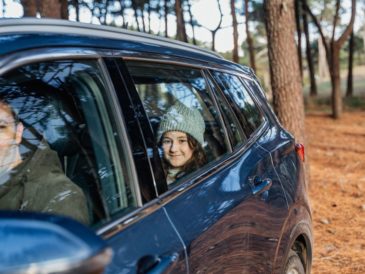 Semana de la Educación Vial: Consejos de Ford para viajar con niños a bordo Lima, 2 de septiembre de 2024.- En el marco de la Semana de la Educación Vial en Perú, es importante recordar que la seguridad comienza con pequeños hábitos, especialmente cuando se trata de viajar en familia. Ya sea para escapadas de fin de semana o paseos cotidianos, en Ford sabemos que la seguridad y comodidad de los más pequeños son esenciales para una experiencia placentera a bordo. Por eso, la marca brinda cuatro consejos clave para asegurar que cada viaje sea seguro, educativo y divertido para todos: 1. La organización es la clave: viajar con niños requiere prever un itinerario adaptado a su edad y actividades permitidas, para ayudarte, puedes trazar una ruta con información actualizada del Visor de Emergencias Viales, así conocerás el estado de los caminos. Recuerda empacar los documentos indispensables como DNI de todos los viajeros y brevete. Adicionalmente, es recomendable contar con un seguro vehicular o asistente en caso de emergencias como Ford Assistance, el servicio de asistencia integral que opera las 24 horas del día y los 365 días del año e incluye prestaciones como asistencia vial -grúa por avería o auxilio mecánico-, asistencia en viajes a nivel nacional. 2. Verifica el estado de tu vehículo: es importante que tu auto se encuentre en óptimas condiciones y, en caso tenga más de cuatro años de antigüedad, cuente con revisión técnica y el mantenimiento preventivo respectivo. También, podrías realizarle un alineamiento y balanceo de llantas, inspeccionar que las luces estén operativas, verificar el estado de la batería y frenos para evitar así cualquier incidente en tu salida familiar. Adicionalmente, asegúrate de que la llanta de repuesto esté lista para un reemplazo de emergencia y que el botiquín de primeros auxilios contenga todo lo necesario según la edad y las necesidades de los niños a bordo. 3. Seguridad extra para los niños: de acuerdo con las leyes peruanas, los niños hasta los 12 años deben viajar en los asientos traseros del auto. En el caso de los menores de 3 años, deberán ir en una silla de seguridad especial acorde a la reglamentación por edades. Por ello, antes de instalar la silla, asegúrate de que sus anclajes sean compatibles con el modelo de tu auto; algunos modelos Ford cuentan con el sistema de anclaje de sillas para bebés y niños LATCH o con el sistema ISOFIX® de tres puntos, ambos garantizan el máximo nivel de protección en caso de impacto. Además, las SUV de Ford cuentan con seguro para niños en las puertas traseras, indispensables para evitar que los pequeños intenten abrirlas o que un extraño pueda ingresar al vehículo; recuerda siempre activar este sistema antes de iniciar el viaje. 4. Entretenimiento a bordo: para viajar con niños es indispensable contar con actividades que garanticen su entretenimiento como, por ejemplo, música divertida o audiolibros. Gracias al Sistema de Conectividad SYNC®4 de Ford, compatible con Apple CarPlay y Android Auto, puedes sincronizar los smartphones y reproducir todos los playlists o podcats directamente desde el vehículo. Adicionalmente, para mantenerlos ocupados, son útiles los libros de actividades, juegos portátiles o dinámicas lúdicas, así como los refrigerios y bebidas para el camino. Un aspecto fundamental es conducir con precaución y respeto, recuerda que para los niños a bordo tú eres su ejemplo y aprenderán todo lo que vean de ti al conducir. Acerca de Ford Motor Company Ford Motor Company (NYSE: F) es una empresa global con sede en Dearborn, Michigan, comprometida con ayudar a construir un mundo mejor, donde cada persona sea libre de moverse y perseguir sus sueños. El plan Ford+ de la compañía para el crecimiento y la creación de valor combina las fortalezas existentes, las nuevas capacidades y las relaciones permanentes con los clientes para enriquecer las experiencias de los clientes y profundizar su lealtad. Ford desarrolla y ofrece camionetas Ford, vehículos utilitarios deportivos, camionetas y automóviles comerciales y vehículos de lujo Lincoln, junto con servicios conectados. La compañía lo hace a través de tres segmentos comerciales centrados en el cliente: Ford Blue, que diseña vehículos icónicos híbridos y de gasolina; Ford Model e, inventando vehículos eléctricos innovadores junto con software integrado que define experiencias digitales excepcionales para todos los clientes; y Ford Pro, ayudando a los clientes comerciales a transformar y expandir sus negocios con vehículos y servicios adaptados a sus necesidades. Además, Ford busca soluciones de movilidad a través de Ford Next y brinda servicios financieros a través de Ford Motor Credit Company. Ford emplea a unas 175.000 personas en todo el mundo. Más información sobre la compañía y sus productos y servicios está disponible en www.corporate.ford.com