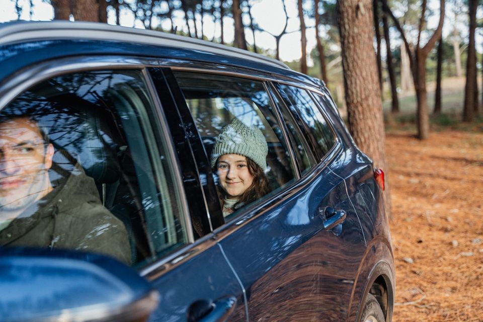 Semana de la Educación Vial: Consejos de Ford para viajar con niños a bordo Lima, 2 de septiembre de 2024.- En el marco de la Semana de la Educación Vial en Perú, es importante recordar que la seguridad comienza con pequeños hábitos, especialmente cuando se trata de viajar en familia. Ya sea para escapadas de fin de semana o paseos cotidianos, en Ford sabemos que la seguridad y comodidad de los más pequeños son esenciales para una experiencia placentera a bordo. Por eso, la marca brinda cuatro consejos clave para asegurar que cada viaje sea seguro, educativo y divertido para todos: 1. La organización es la clave: viajar con niños requiere prever un itinerario adaptado a su edad y actividades permitidas, para ayudarte, puedes trazar una ruta con información actualizada del Visor de Emergencias Viales, así conocerás el estado de los caminos. Recuerda empacar los documentos indispensables como DNI de todos los viajeros y brevete. Adicionalmente, es recomendable contar con un seguro vehicular o asistente en caso de emergencias como Ford Assistance, el servicio de asistencia integral que opera las 24 horas del día y los 365 días del año e incluye prestaciones como asistencia vial -grúa por avería o auxilio mecánico-, asistencia en viajes a nivel nacional. 2. Verifica el estado de tu vehículo: es importante que tu auto se encuentre en óptimas condiciones y, en caso tenga más de cuatro años de antigüedad, cuente con revisión técnica y el mantenimiento preventivo respectivo. También, podrías realizarle un alineamiento y balanceo de llantas, inspeccionar que las luces estén operativas, verificar el estado de la batería y frenos para evitar así cualquier incidente en tu salida familiar. Adicionalmente, asegúrate de que la llanta de repuesto esté lista para un reemplazo de emergencia y que el botiquín de primeros auxilios contenga todo lo necesario según la edad y las necesidades de los niños a bordo. 3. Seguridad extra para los niños: de acuerdo con las leyes peruanas, los niños hasta los 12 años deben viajar en los asientos traseros del auto. En el caso de los menores de 3 años, deberán ir en una silla de seguridad especial acorde a la reglamentación por edades. Por ello, antes de instalar la silla, asegúrate de que sus anclajes sean compatibles con el modelo de tu auto; algunos modelos Ford cuentan con el sistema de anclaje de sillas para bebés y niños LATCH o con el sistema ISOFIX® de tres puntos, ambos garantizan el máximo nivel de protección en caso de impacto. Además, las SUV de Ford cuentan con seguro para niños en las puertas traseras, indispensables para evitar que los pequeños intenten abrirlas o que un extraño pueda ingresar al vehículo; recuerda siempre activar este sistema antes de iniciar el viaje. 4. Entretenimiento a bordo: para viajar con niños es indispensable contar con actividades que garanticen su entretenimiento como, por ejemplo, música divertida o audiolibros. Gracias al Sistema de Conectividad SYNC®4 de Ford, compatible con Apple CarPlay y Android Auto, puedes sincronizar los smartphones y reproducir todos los playlists o podcats directamente desde el vehículo. Adicionalmente, para mantenerlos ocupados, son útiles los libros de actividades, juegos portátiles o dinámicas lúdicas, así como los refrigerios y bebidas para el camino. Un aspecto fundamental es conducir con precaución y respeto, recuerda que para los niños a bordo tú eres su ejemplo y aprenderán todo lo que vean de ti al conducir. Acerca de Ford Motor Company Ford Motor Company (NYSE: F) es una empresa global con sede en Dearborn, Michigan, comprometida con ayudar a construir un mundo mejor, donde cada persona sea libre de moverse y perseguir sus sueños. El plan Ford+ de la compañía para el crecimiento y la creación de valor combina las fortalezas existentes, las nuevas capacidades y las relaciones permanentes con los clientes para enriquecer las experiencias de los clientes y profundizar su lealtad. Ford desarrolla y ofrece camionetas Ford, vehículos utilitarios deportivos, camionetas y automóviles comerciales y vehículos de lujo Lincoln, junto con servicios conectados. La compañía lo hace a través de tres segmentos comerciales centrados en el cliente: Ford Blue, que diseña vehículos icónicos híbridos y de gasolina; Ford Model e, inventando vehículos eléctricos innovadores junto con software integrado que define experiencias digitales excepcionales para todos los clientes; y Ford Pro, ayudando a los clientes comerciales a transformar y expandir sus negocios con vehículos y servicios adaptados a sus necesidades. Además, Ford busca soluciones de movilidad a través de Ford Next y brinda servicios financieros a través de Ford Motor Credit Company. Ford emplea a unas 175.000 personas en todo el mundo. Más información sobre la compañía y sus productos y servicios está disponible en www.corporate.ford.com