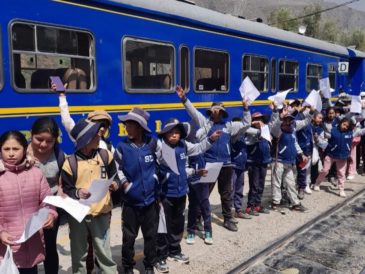 "Descubriendo Machupicchu": Más de 150 niños beneficiados en solo dos meses por la iniciativa de Grupo Belmond ● Este proyecto ha permitido que 156 niños de Cusco visiten Machupicchu por primera vez en los últimos dos meses. ● Desde 2013, el programa ha beneficiado a más de 7,300 niños, reforzando su identidad cultural y compromiso con el turismo sostenible. Cusco, septiembre de 2024.- En el marco del Día Mundial del Turismo, Grupo Belmond reafirma su compromiso con el turismo educativo mediante su iniciativa "Descubriendo Machupicchu", que en los últimos dos meses ha permitido que 156 niños de tres instituciones educativas de la región Cusco visiten la icónica ciudadela de Machupicchu por primera vez. Los colegios beneficiados en esta etapa son la I.E. 50577 San Luis Gonzaga en Maras (Urubamba), la I.E. 50110 Chaquepay en Huarocondo (Anta) y la Asociación Corazones para Perú en Urubamba. Estas visitas no solo han permitido que los niños conozcan su patrimonio cultural, sino que también han contribuido a reforzar su sentido de identidad y orgullo por la riqueza histórica de su región. Verónica Arbulu, Directora Legal y Asuntos Corporativos de Belmond, comentó: "Es inspirador ver cómo estas experiencias transforman la vida de los niños, ofreciéndoles la oportunidad de conocer una maravilla del mundo que muchos no habían podido visitar, a pesar de vivir cerca de ella. A través de 'Descubriendo Machupicchu', buscamos que valoren su cultura y se sientan orgullosos de su historia, y seguiremos trabajando para que este programa continúe beneficiando a más estudiantes en el futuro, fortaleciendo su conexión con su patrimonio." Desde su lanzamiento en 2013, "Descubriendo Machupicchu" ha beneficiado a más de 7,300 niños de la región Cusco, permitiéndoles conocer esta maravilla del mundo y reforzando su vínculo con el patrimonio cultural del Perú. Solo en los últimos dos meses, 156 estudiantes han sido parte de esta experiencia transformadora, y la iniciativa continuará expandiéndose en las próximas semanas para llegar a más colegios y comunidades. En el marco de este Día Mundial del Turismo, Grupo Belmond celebra los logros de esta iniciativa, reafirmando su compromiso con el turismo sostenible y el impacto positivo en las comunidades locales. Sobre Belmond: Belmond es una marca global de lujo que ofrece experiencias inolvidables en algunos de los destinos más extraordinarios del mundo, ofreciendo una colección única de hoteles, trenes, cruceros fluviales y safaris en locaciones emblemáticas. Con 25 años en el Perú, Belmond cuenta con una presencia destacada en Cusco, el Valle Sagrado y Machu Picchu, brindando un servicio excepcional que conecta a los viajeros con la cultura y la belleza natural de la región. Belmond se compromete con la sostenibilidad y el desarrollo social de las comunidades donde opera, a través de iniciativas que promueven su inclusión en su cadena de valor, la preservación del medio ambiente y el turismo responsable.