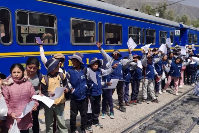 "Descubriendo Machupicchu": Más de 150 niños beneficiados en solo dos meses por la iniciativa de Grupo Belmond ● Este proyecto ha permitido que 156 niños de Cusco visiten Machupicchu por primera vez en los últimos dos meses. ● Desde 2013, el programa ha beneficiado a más de 7,300 niños, reforzando su identidad cultural y compromiso con el turismo sostenible. Cusco, septiembre de 2024.- En el marco del Día Mundial del Turismo, Grupo Belmond reafirma su compromiso con el turismo educativo mediante su iniciativa "Descubriendo Machupicchu", que en los últimos dos meses ha permitido que 156 niños de tres instituciones educativas de la región Cusco visiten la icónica ciudadela de Machupicchu por primera vez. Los colegios beneficiados en esta etapa son la I.E. 50577 San Luis Gonzaga en Maras (Urubamba), la I.E. 50110 Chaquepay en Huarocondo (Anta) y la Asociación Corazones para Perú en Urubamba. Estas visitas no solo han permitido que los niños conozcan su patrimonio cultural, sino que también han contribuido a reforzar su sentido de identidad y orgullo por la riqueza histórica de su región. Verónica Arbulu, Directora Legal y Asuntos Corporativos de Belmond, comentó: "Es inspirador ver cómo estas experiencias transforman la vida de los niños, ofreciéndoles la oportunidad de conocer una maravilla del mundo que muchos no habían podido visitar, a pesar de vivir cerca de ella. A través de 'Descubriendo Machupicchu', buscamos que valoren su cultura y se sientan orgullosos de su historia, y seguiremos trabajando para que este programa continúe beneficiando a más estudiantes en el futuro, fortaleciendo su conexión con su patrimonio." Desde su lanzamiento en 2013, "Descubriendo Machupicchu" ha beneficiado a más de 7,300 niños de la región Cusco, permitiéndoles conocer esta maravilla del mundo y reforzando su vínculo con el patrimonio cultural del Perú. Solo en los últimos dos meses, 156 estudiantes han sido parte de esta experiencia transformadora, y la iniciativa continuará expandiéndose en las próximas semanas para llegar a más colegios y comunidades. En el marco de este Día Mundial del Turismo, Grupo Belmond celebra los logros de esta iniciativa, reafirmando su compromiso con el turismo sostenible y el impacto positivo en las comunidades locales. Sobre Belmond: Belmond es una marca global de lujo que ofrece experiencias inolvidables en algunos de los destinos más extraordinarios del mundo, ofreciendo una colección única de hoteles, trenes, cruceros fluviales y safaris en locaciones emblemáticas. Con 25 años en el Perú, Belmond cuenta con una presencia destacada en Cusco, el Valle Sagrado y Machu Picchu, brindando un servicio excepcional que conecta a los viajeros con la cultura y la belleza natural de la región. Belmond se compromete con la sostenibilidad y el desarrollo social de las comunidades donde opera, a través de iniciativas que promueven su inclusión en su cadena de valor, la preservación del medio ambiente y el turismo responsable.