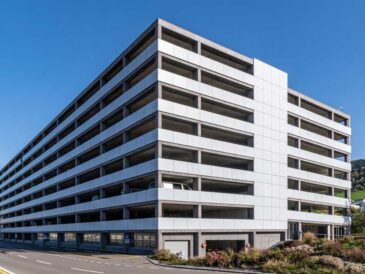 Cinco edificios modernos en Lima