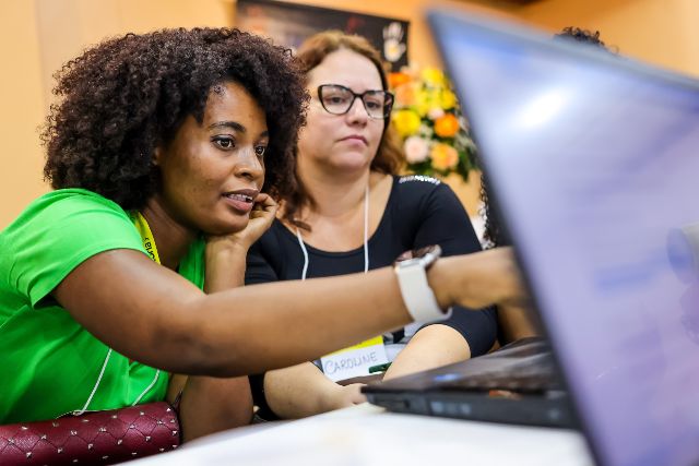 Comunidad, sororidad y guía: claves para el progreso de las mujeres  en el mercado laboral