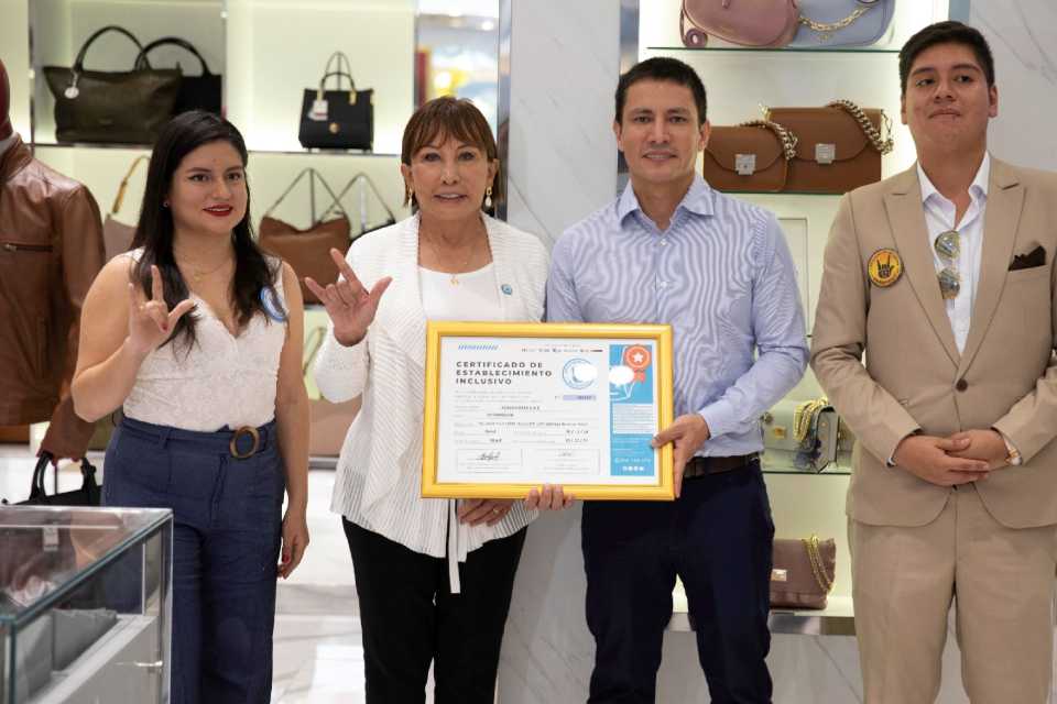 Renzo Costa inaugura primera tienda inclusiva