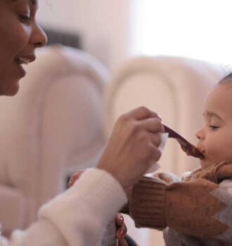 ¿Cuándo tu bebe puede comer sólidos?