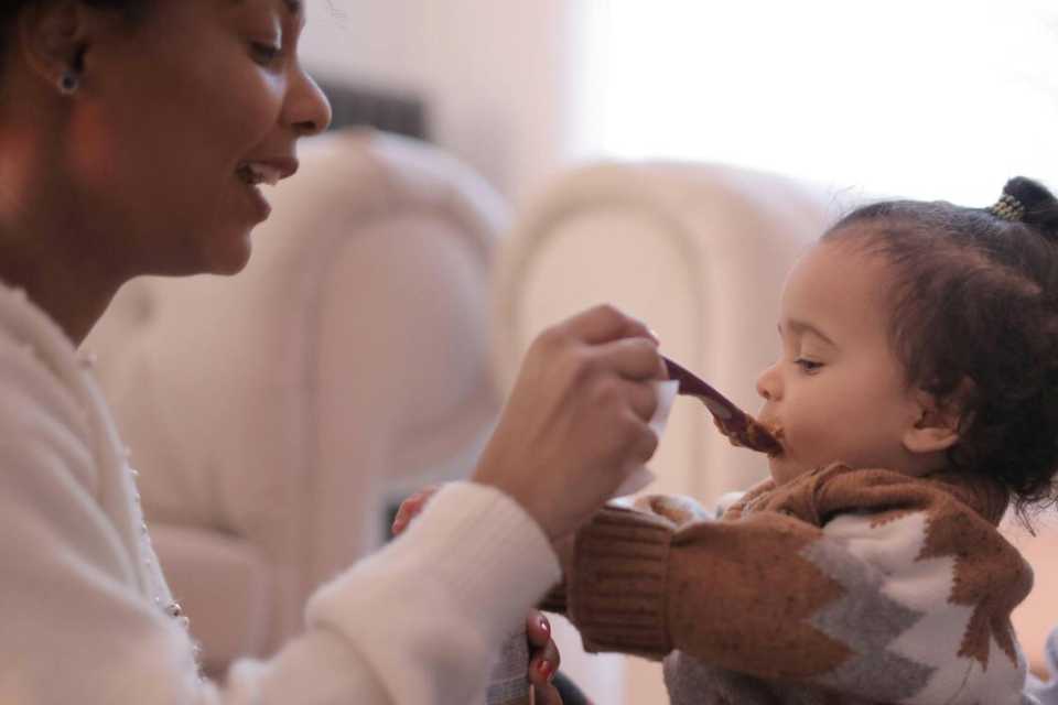 ¿Cuándo tu bebe puede comer sólidos?