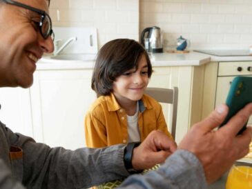 Guía para comprar el primer celular a tu hijo
