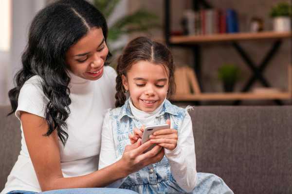 Guía para comprar el primer celular a tu hijo