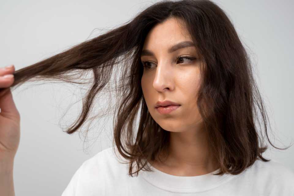 Cómo reparar el cabello opaco en verano