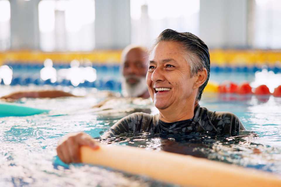 ¿Qué ventajas tiene la práctica de la natación en adultos mayores?