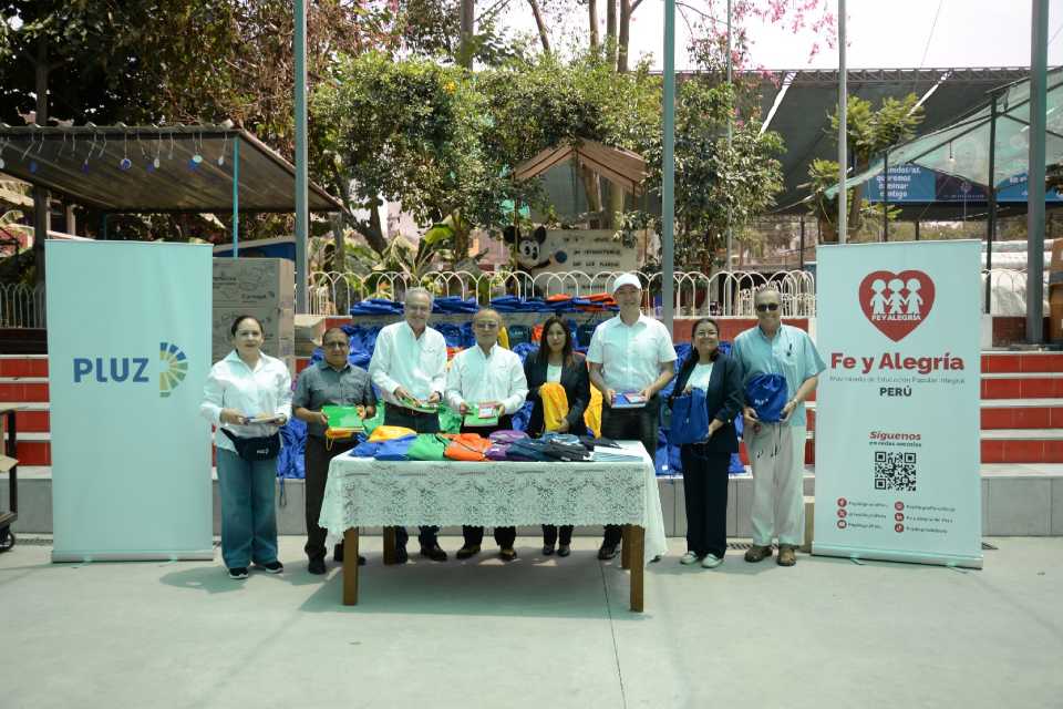 Pluz Energía entrega más de 1000 kits escolares en San Juan de Lurigancho