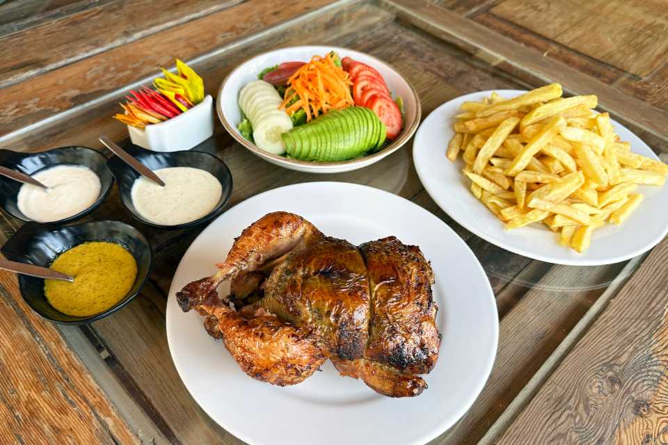 Restaurante de pollos a la brasa ofrece delivery gratis
