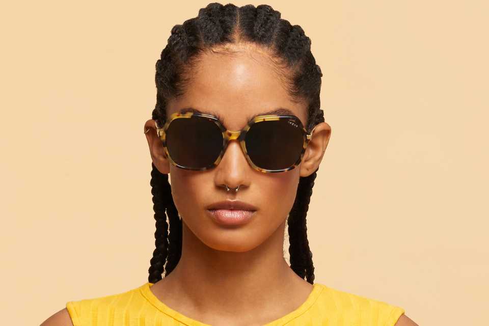 Transforma tu look con armazones de lentes: tips para incorporar tendencias y moda en tu estilo