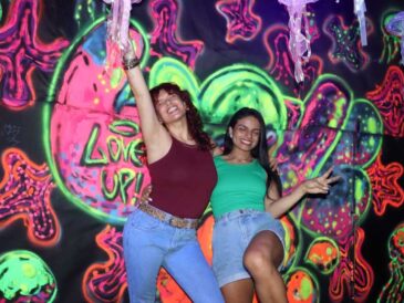 Celebra el Día del Beso en la muestra Love Up