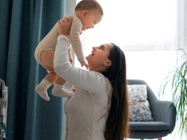 Cómo cargar a tu bebé cuidando tu postura