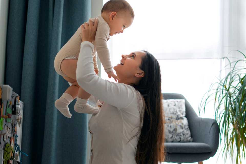 Cómo cargar a tu bebé cuidando tu postura