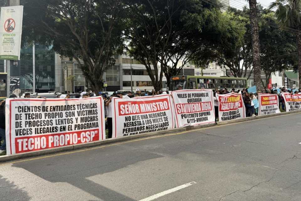 Ministerio de Vivienda se comprometió a seguir construyendo