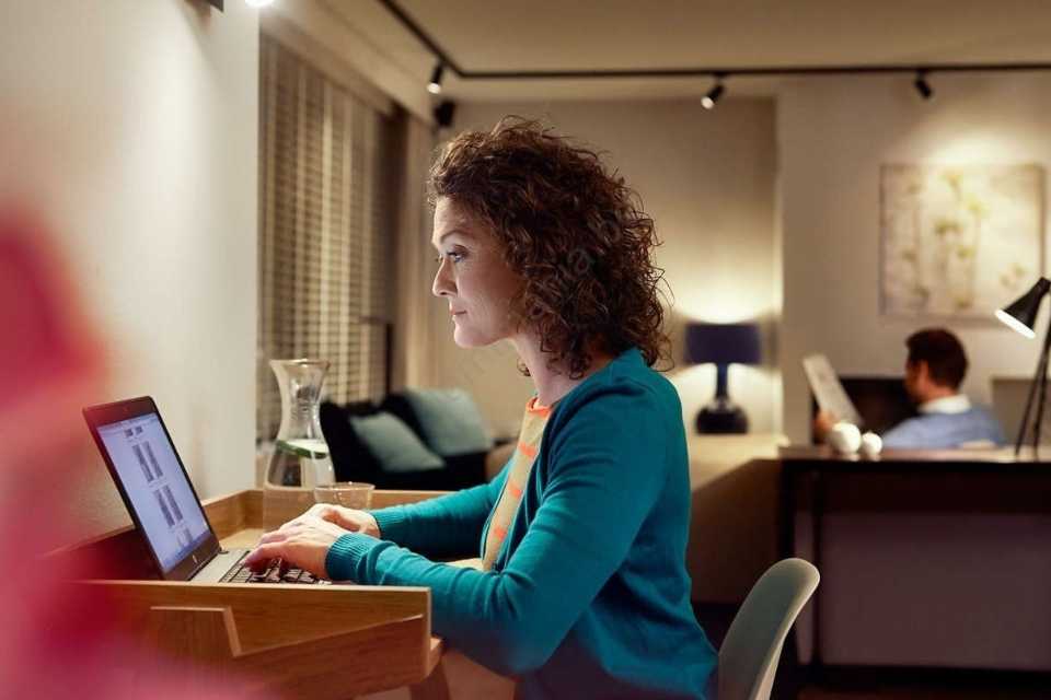 Signify promueve espacios de trabajo en casa confortables con iluminación LED