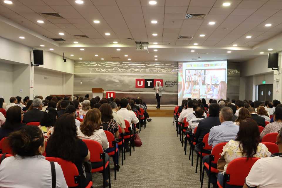 UTP capacitó a más de 1500 directores de colegios y docentes del país