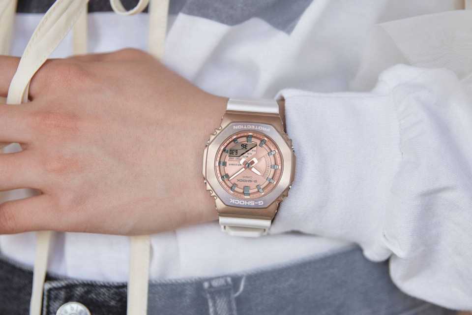 ¿Cómo elegir accesorios para llevar un look nude?