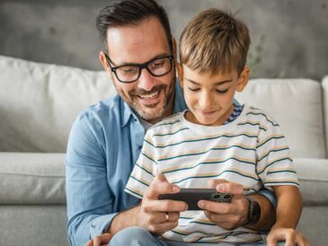 El OPPO A5 Pro 5G: el regalo resistente y moderno que papá merece este Día del Padre