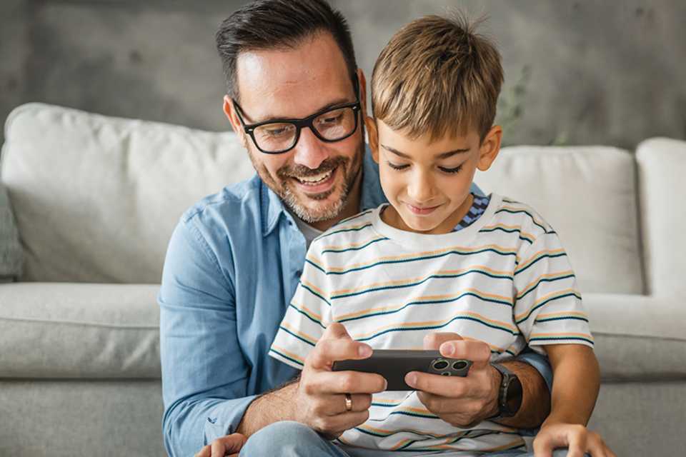 El OPPO A5 Pro 5G: el regalo resistente y moderno que papá merece este Día del Padre