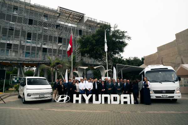 Hyundai entrega dos modernas unidades a la Universidad Ricardo Palma