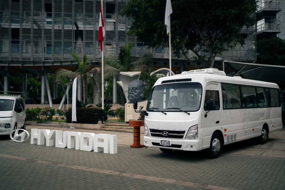 Hyundai entrega dos modernas unidades a la Universidad Ricardo Palma