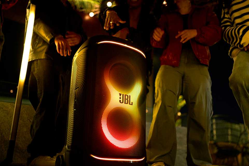 JBL lanza la PartyBox 520: altavoz de gran escala con IA