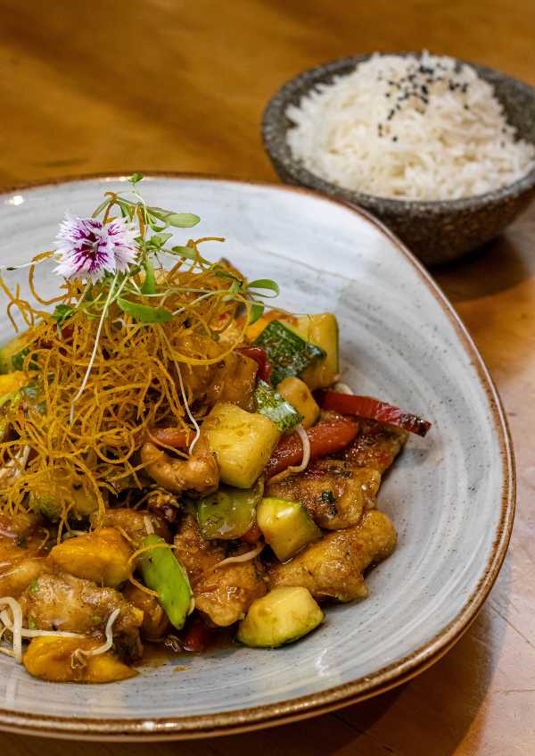 Ozu presenta nueva carta: un viaje a Tailandia con alma peruana