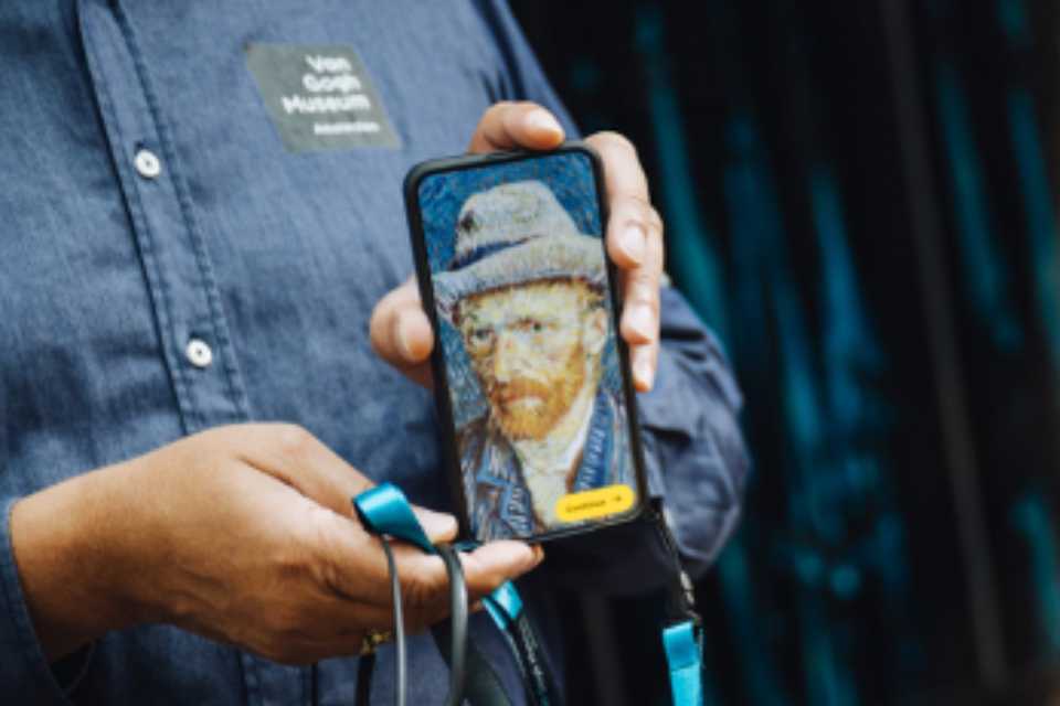 Samsung Galaxy S25+ impulsa audioguía del Museo Van Gogh