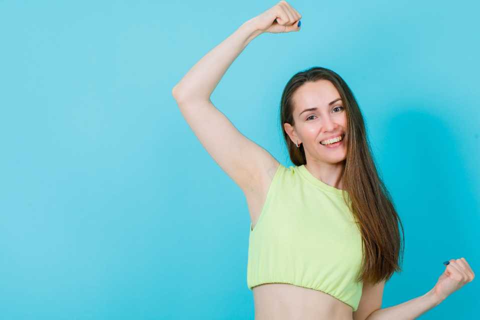 Tonifica tus brazos sin necesidad de cirugías
