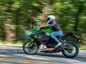 ¿Cómo viajar seguro en moto según el destino y el clima?