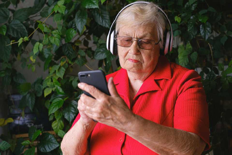 Fraudes a adultos mayores: Kaspersky te protege