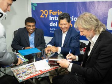 Libro El Caso Oviedo triunfa en la FIL