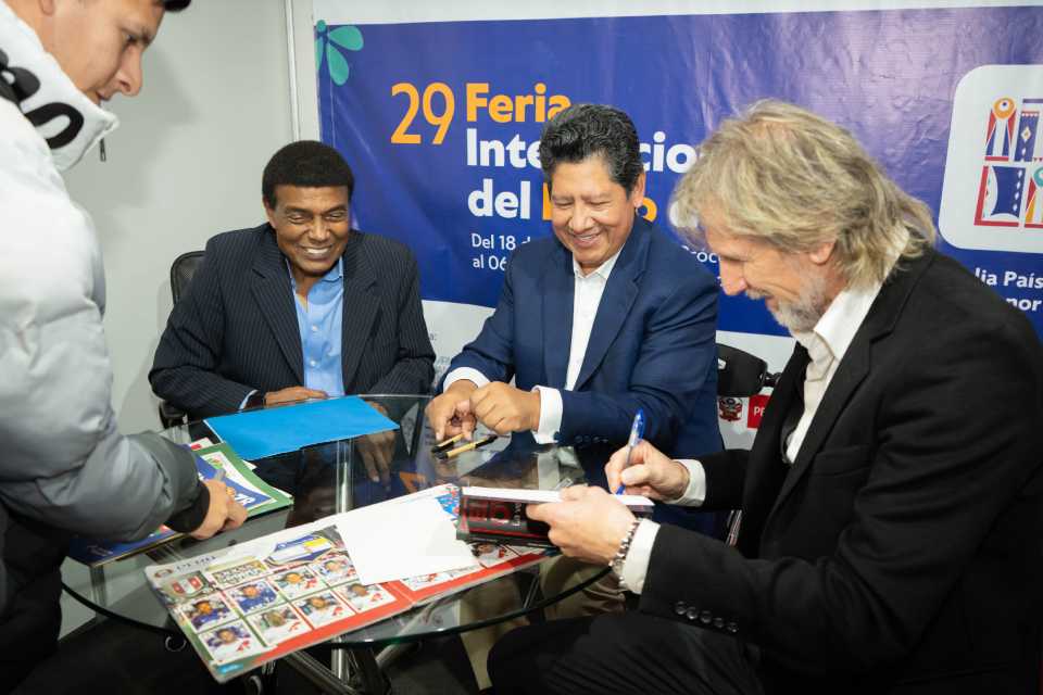 Libro El Caso Oviedo triunfa en la FIL