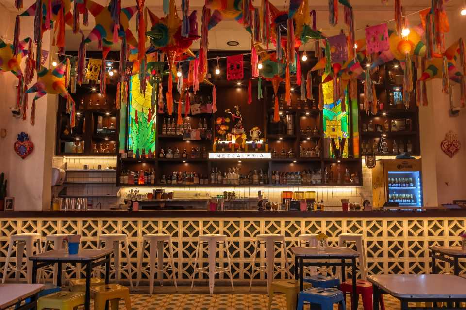 Peruanos creen que bares impulsan economía