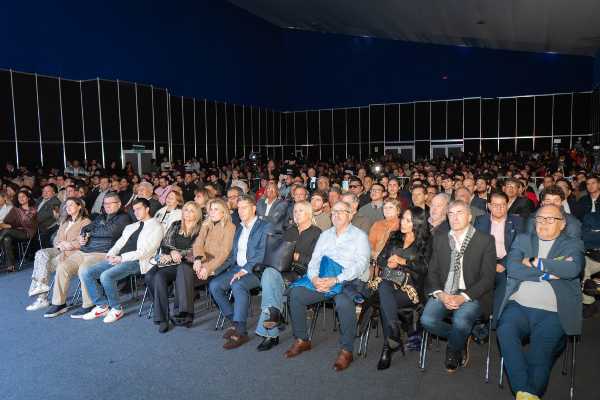 Libro El Caso Oviedo triunfa en la FIL