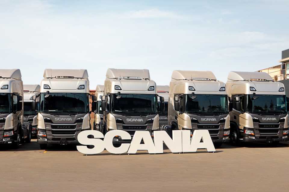 Scania potencia el transporte logístico con la entrega de camiones Súper a Rosymar Perú