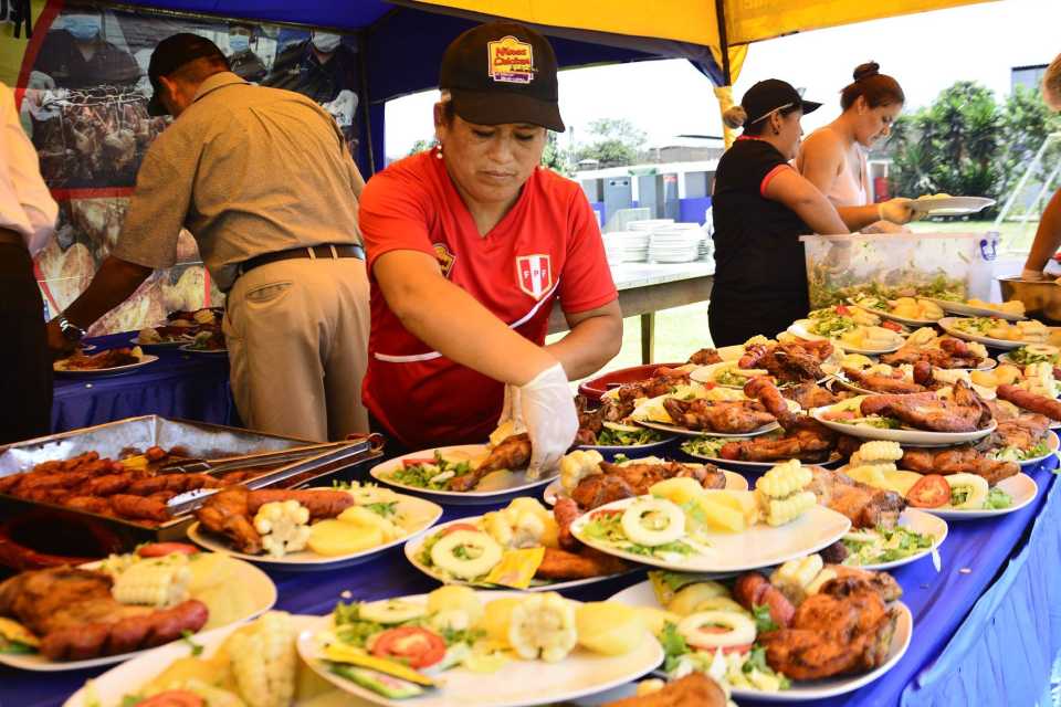 Solidaridad con sabor: el rol de las polladas en la recaudación de fondos en el Perú