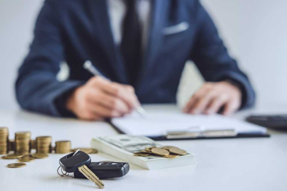 Caen precios de vehículos por el tipo de cambio