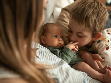 Cómo evitar celos en hermanos mayores